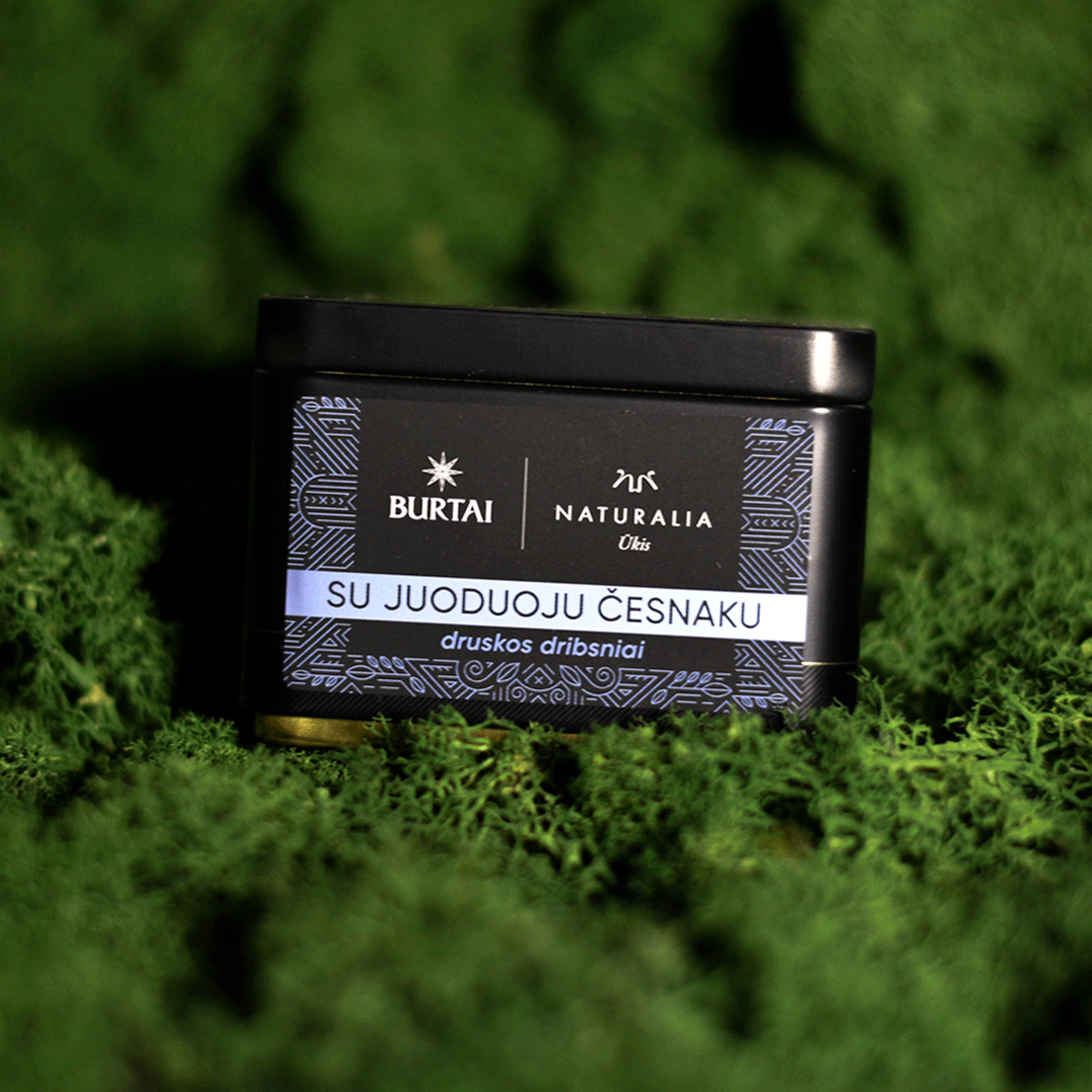 Druskos dribsniai su juoduoju česnaku